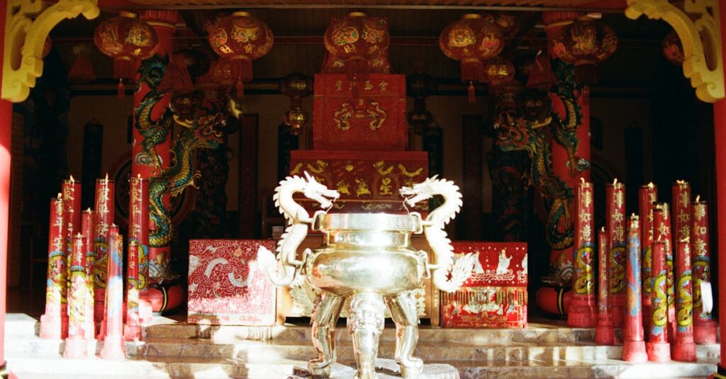 金色や水晶の龍神雑貨が光を反射し、気の流れを象徴する美しいインテリアアート