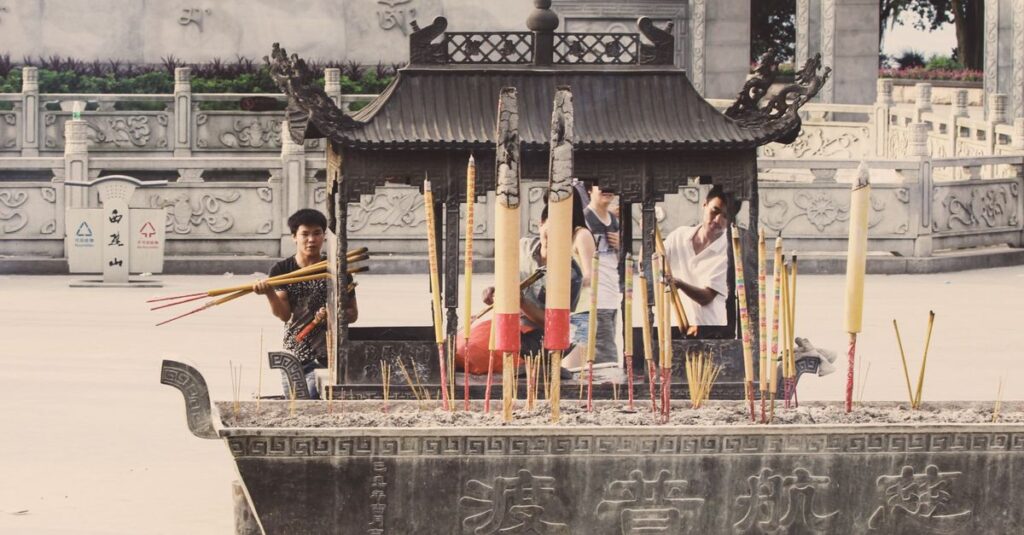 龍神様に祈願する人が神社で静かに手を合わせ、光に包まれる神秘的なシーン