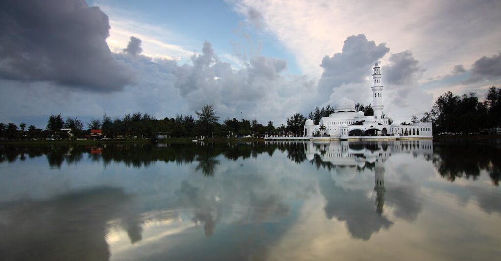 龍神雲を見上げながら手を合わせ、光のエネルギーを受け取る人のスピリチュアルな風景
