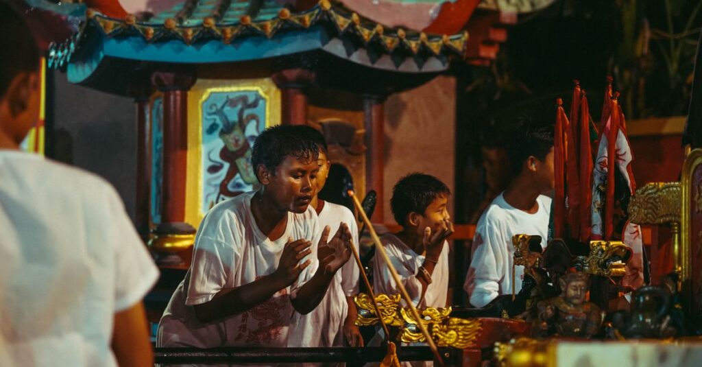 龍神様に祈願する人が神社で静かに手を合わせ、光に包まれる神秘的なシーン