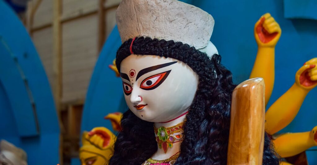 粘土で龍神の置物を手作りし、光の波動を込めて祈りを捧げる様子を描いたアート