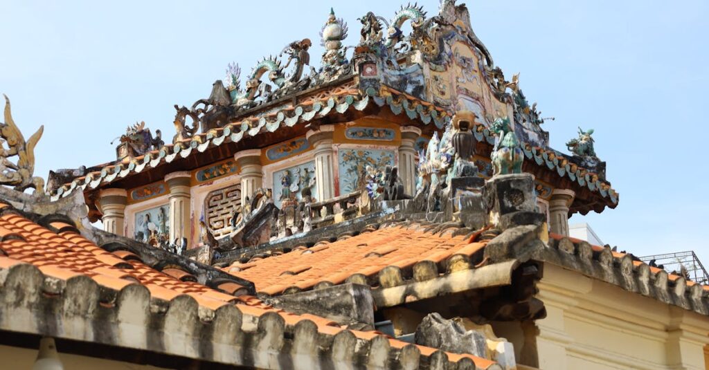 朝日が差し込む神社で、龍神様に感謝を捧げる参拝者の姿を描いた清らかなアート
