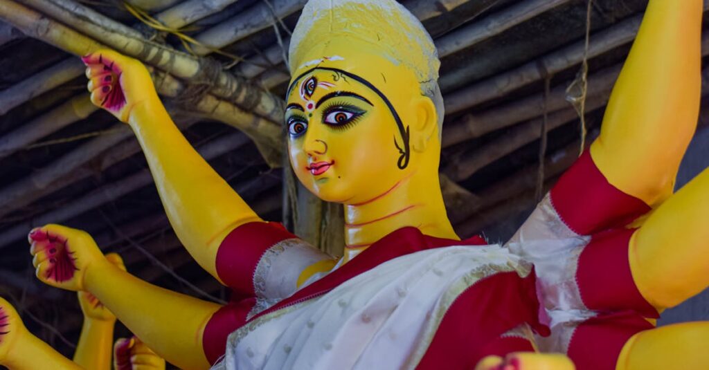 神の眷属としての存在が人間と関わる姿を象徴する幻想的なイメージ