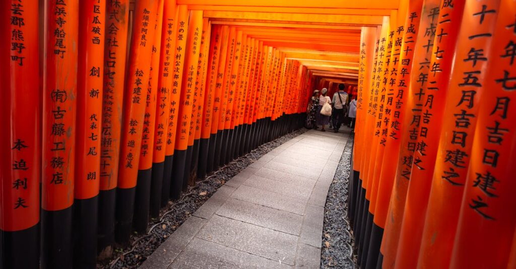 龍神様に呼ばれる人の特徴やサインを象徴する、雲の中に浮かぶ龍の姿と輝く光のイメージ。