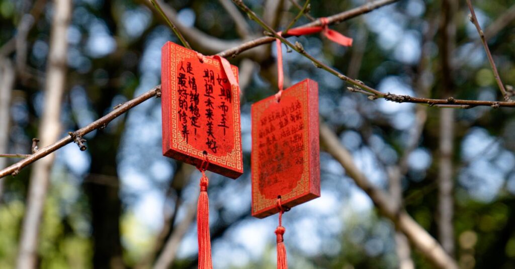 龍神を象徴する金色の開運グッズや護符が並ぶイメージ。金運、仕事運、恋愛運アップのための神秘的な構図。