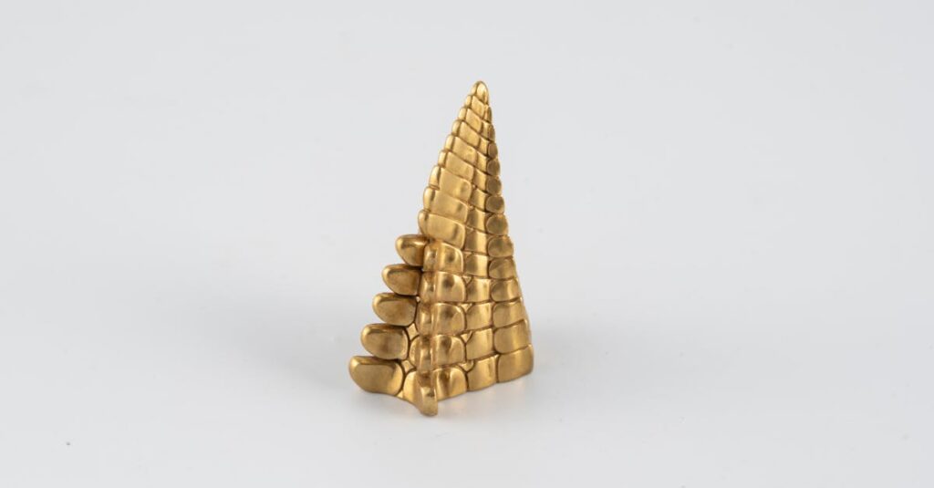 龍神アクセサリーの高級ブランドや天然石ショップのイメージ。美しく並ぶブレスレットとペンダント。