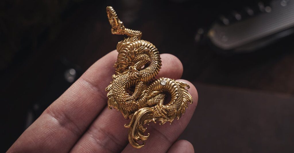 龍神ペンダントが胸元で輝く神秘的なイメージ。守護と導きを象徴する幻想的なデザイン。