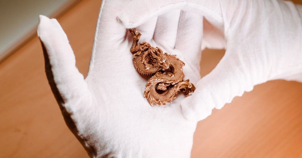 龍神ペンダントが胸元で輝く神秘的なイメージ。守護と導きを象徴する幻想的なデザイン。