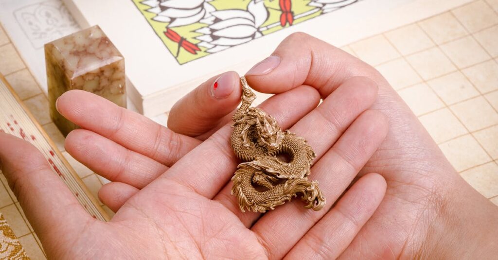 粘土で龍神の置物を手作りし、光の波動を込めて祈りを捧げる様子を描いたアート
