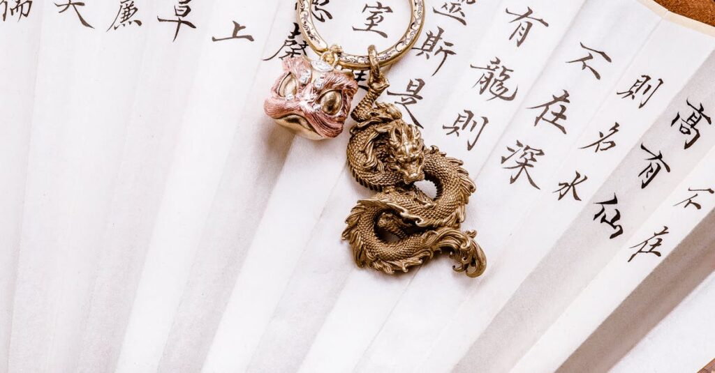 龍神アクセサリーの高級ブランドや天然石ショップのイメージ。美しく並ぶブレスレットとペンダント。