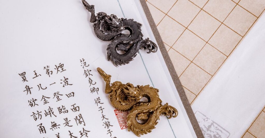 龍神ストラップとお守りを通じて氣の流れを持ち歩く様子を描いた、光と龍のエネルギーが交差する神秘的なイメージ。