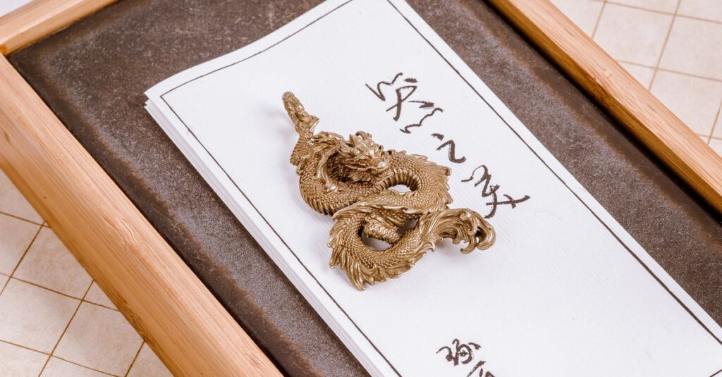 龍神ストラップとお守りを通じて氣の流れを持ち歩く様子を描いた、光と龍のエネルギーが交差する神秘的なイメージ。