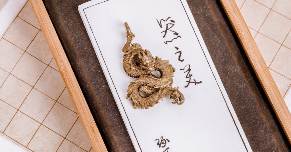 龍神を象徴する金色の開運グッズや護符が並ぶイメージ。金運、仕事運、恋愛運アップのための神秘的な構図。
