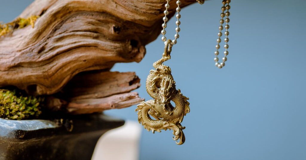 龍神様が金運を動かす氣と流れの法則を象徴する、黄金の光と龍のエネルギーが循環する神秘的なイメージ。