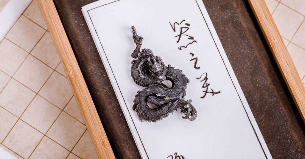 龍神ペンダントが胸元で輝く神秘的なイメージ。守護と導きを象徴する幻想的なデザイン。