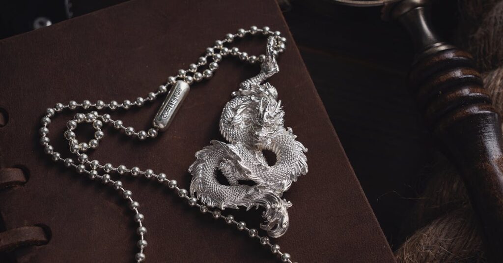 龍神を象徴する金色の開運グッズや護符が並ぶイメージ。金運、仕事運、恋愛運アップのための神秘的な構図。