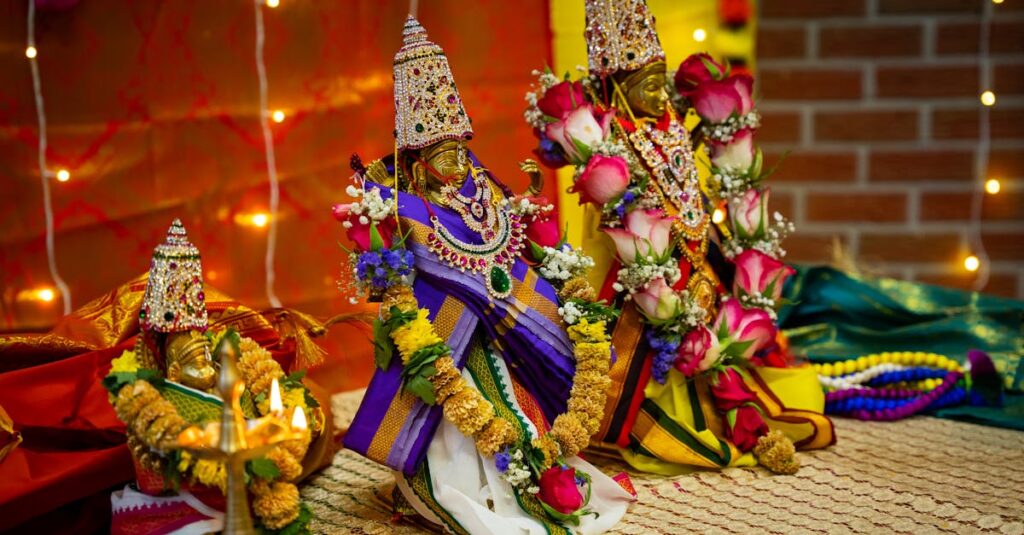 龍神様を祀る祭壇に光が流れ込み、空間全体が清らかな波動に包まれる神聖なアート