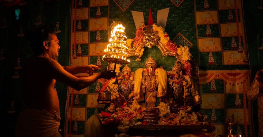 家庭の祭壇に龍神様を祀り、清らかな水と花を供えて感謝を伝える穏やかな祈りの光景