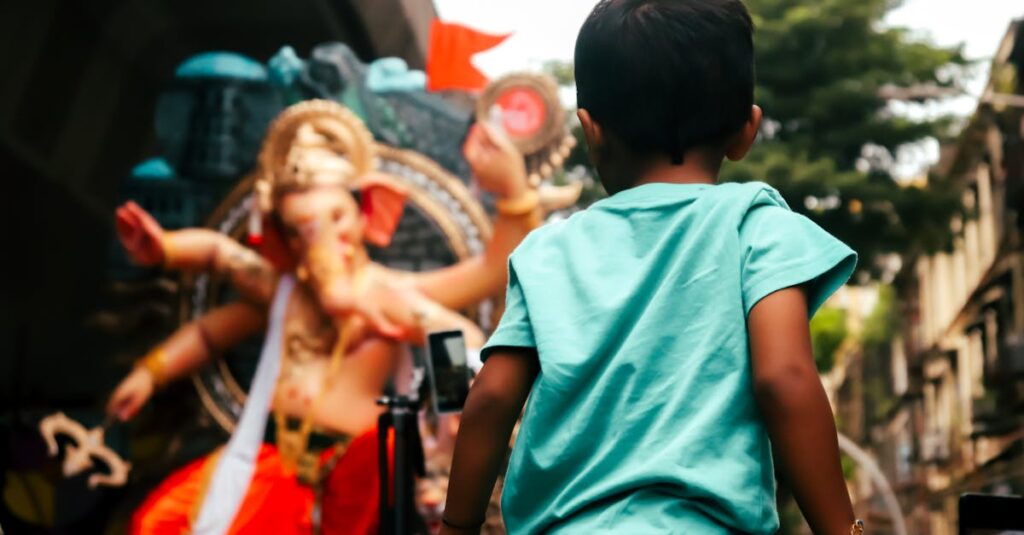 龍神様が喜ぶ金運アップ習慣を象徴する、金色の光と龍の氣が調和したエネルギーイメージ。