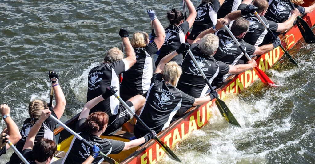 龍神のエネルギーが宿るブレスレットが光を放ち神秘的な龍の波動と共鳴している様子を描いたイラスト