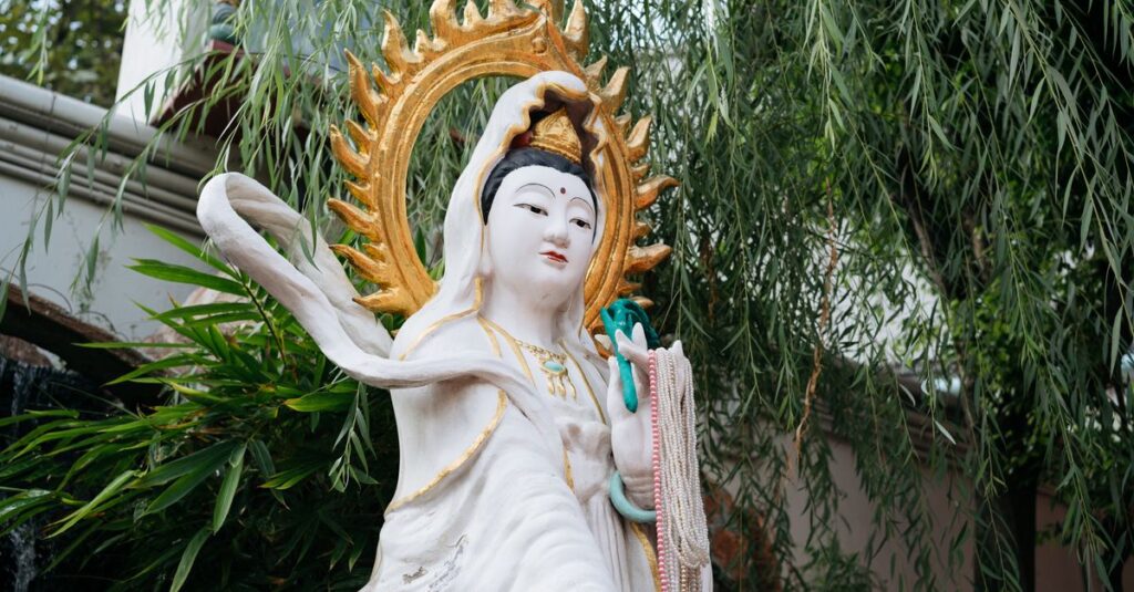 龍神・天使・眷属など見えない存在と調和しながら生きる人の穏やかな光のイメージ