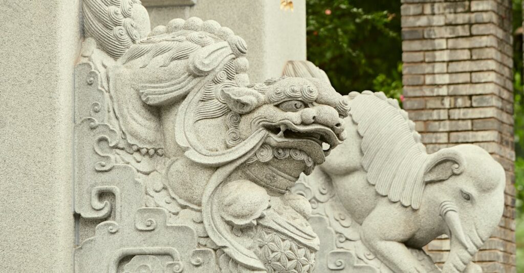 龍神のエネルギーの巡りとスピリチュアルなご利益を象徴する光の中を舞う龍のイメージ画像