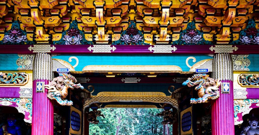龍神様が宿る神社の氣が流れる聖地を象徴する、光と水に包まれた神秘的な神社のイメージ。
