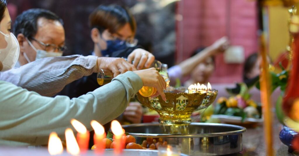 家庭の祭壇に龍神様を祀り、清らかな水と花を供えて感謝を伝える穏やかな祈りの光景