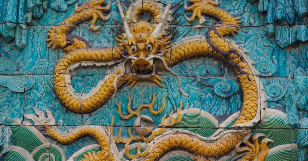 龍神アートの目や光、鱗の描写が象徴的に輝き、スピリチュアルなサインを示す幻想的なイラスト