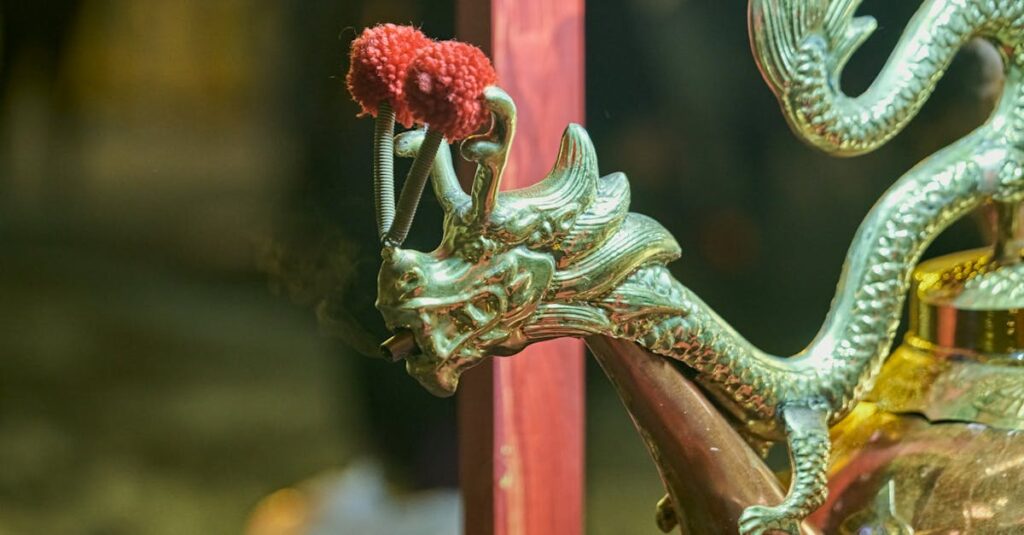 金色の龍神が天を舞い、自然の流れを象徴する光のエネルギーが放たれる幻想的なイメージ