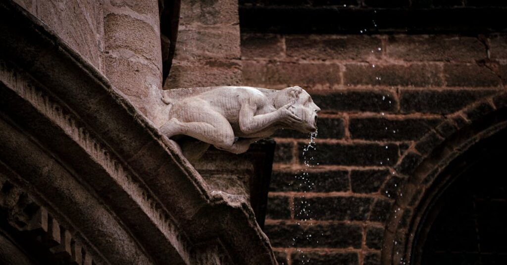 龍神が人生の転換期に強い浄化の水気を送り導こうとしている神秘的な光景