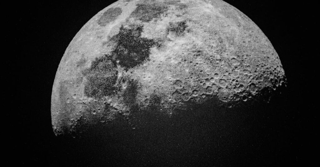 満月の夜、龍神の光が天から降り注ぎ、大地が金色に輝く神秘的なアート