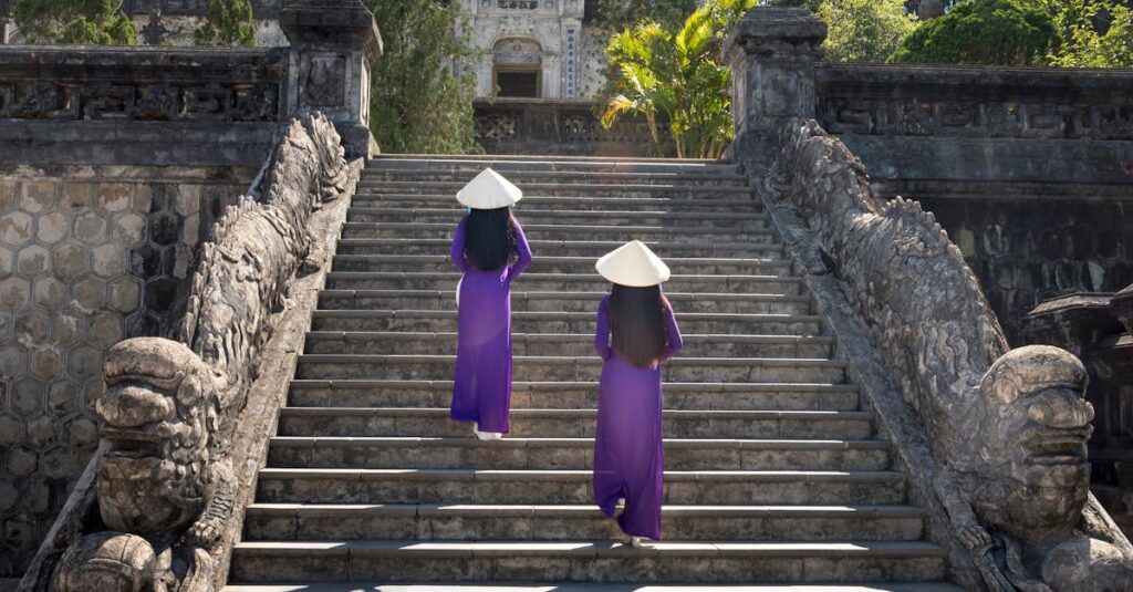 手作りの龍神像が光の氣を放ち、制作者の前で神秘的に輝くスピリチュアルな雰囲気のイメージ。