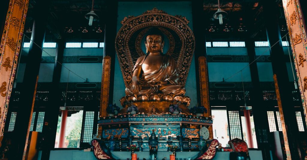 龍神様とのご縁を深める実践法を象徴する、瞑想する人物と黄金の龍の氣が交わる神秘的なイメージ。