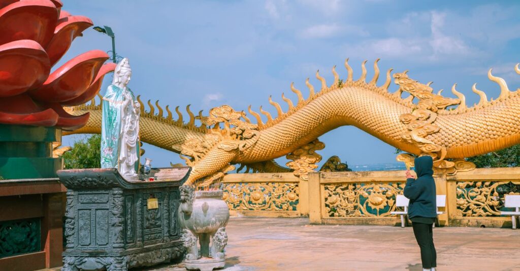 神秘的な龍神アートが光と雲に包まれ、天と地をつなぐように浮かび上がる幻想的なイラスト