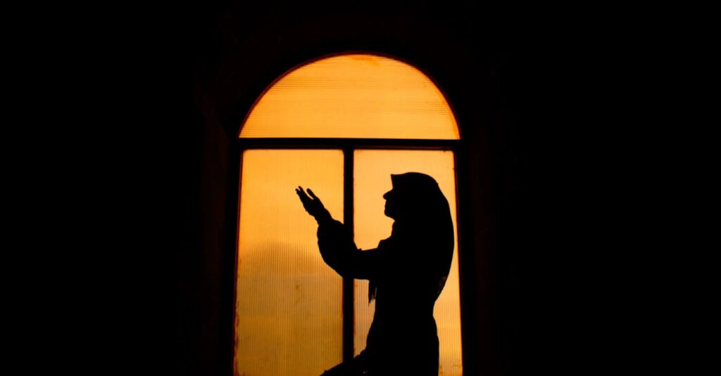 人の中から龍の光が立ち上がり覚醒するスピリチュアルな象徴アート