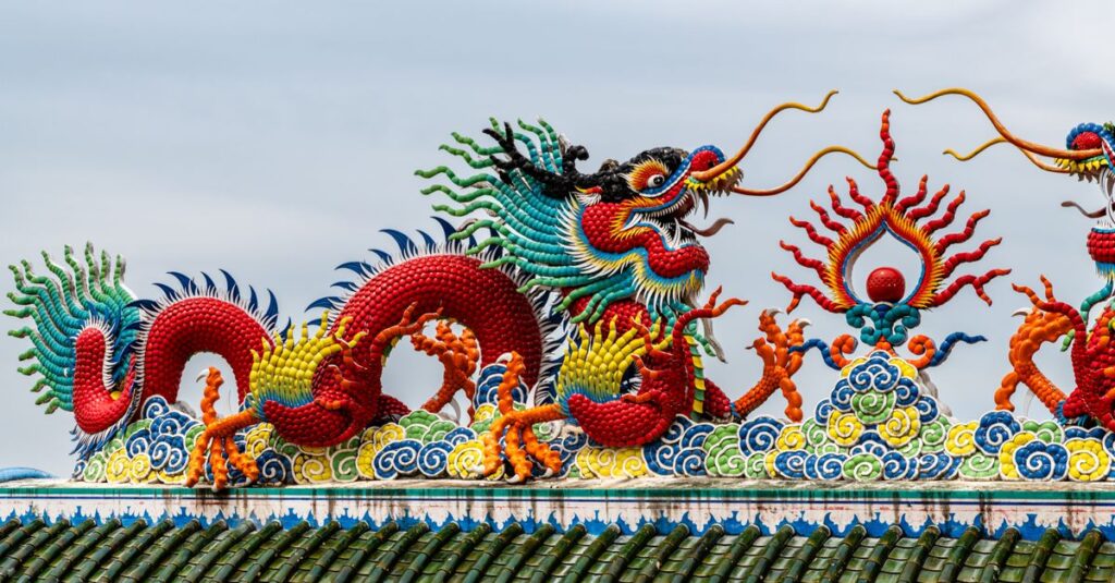 青龍・白龍・金龍がそれぞれ異なるエネルギーを放ちながら描かれたスピリチュアルアート