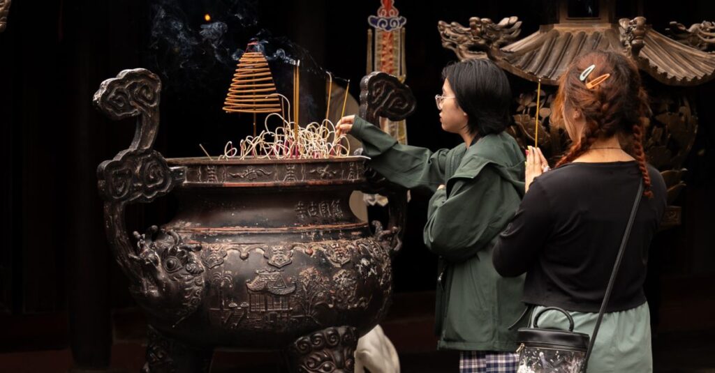 龍神様に手を合わせて呼びかける人の周囲に金色の龍が優しく現れるスピリチュアルな光景