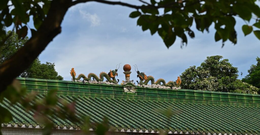 龍神様のエネルギーが天空を流れ、地上に光の道を作る神秘的なスピリチュアルアート