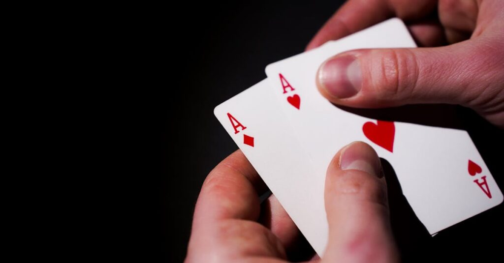 龍神の加護によって開運した人々の体験を象徴するイメージ。龍神の光が人々を照らし導く幻想的な構図。