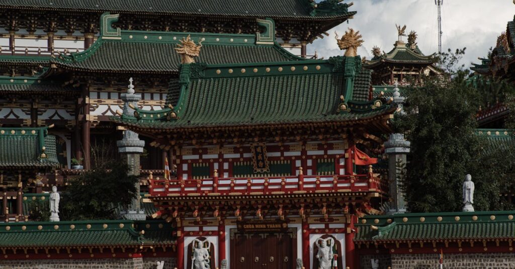龍神様が宿る神社の氣が流れる聖地を象徴する、光と水に包まれた神秘的な神社のイメージ。