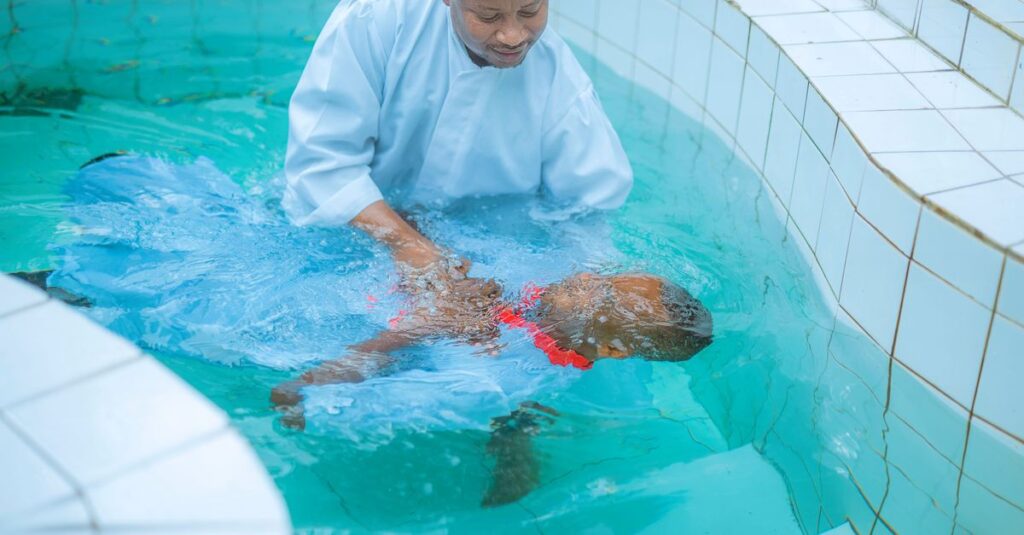 神の眷属としての存在が人間と関わる姿を象徴する幻想的なイメージ