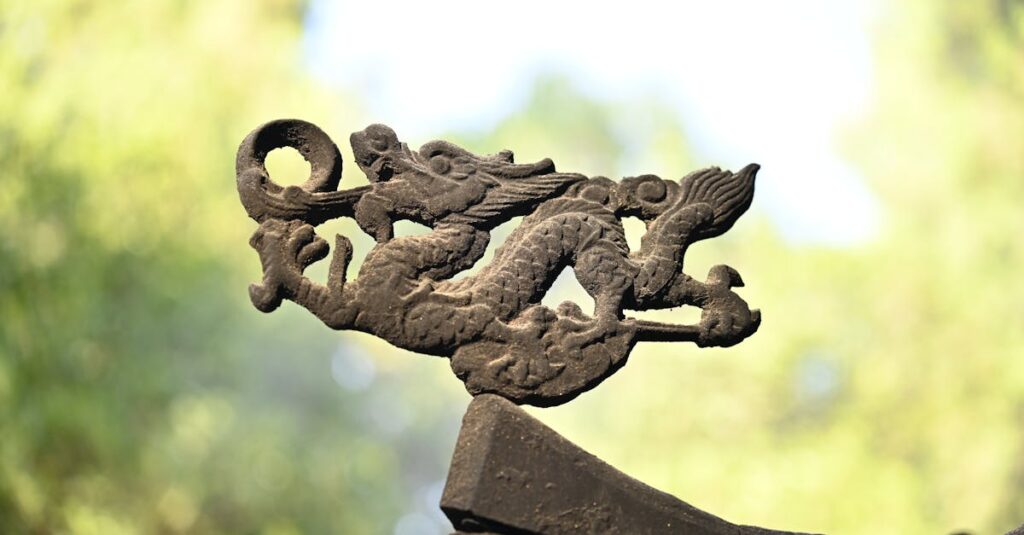 夢の中で龍神が現れ、人にメッセージを伝える神秘的な光景。青い光の中に浮かぶ龍と眠る人のイメージ。