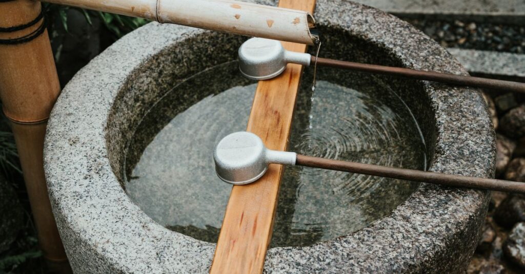 龍神が人生の転換期に強い浄化の水気を送り導こうとしている神秘的な光景