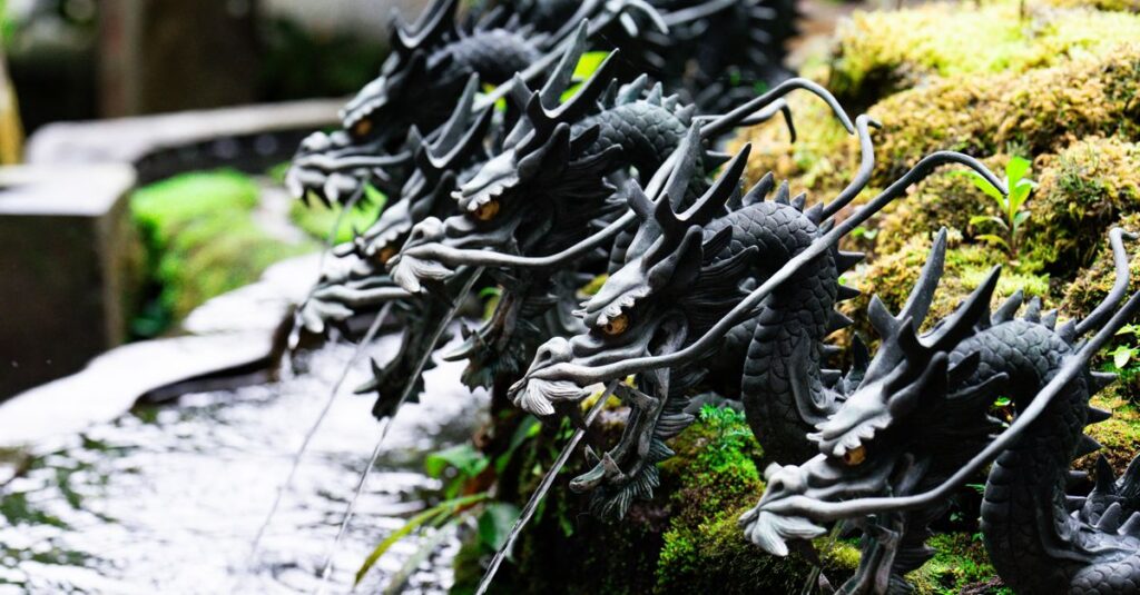 夢の中で龍神様が光や水、雲や炎を通してメッセージを伝えている幻想的な光景