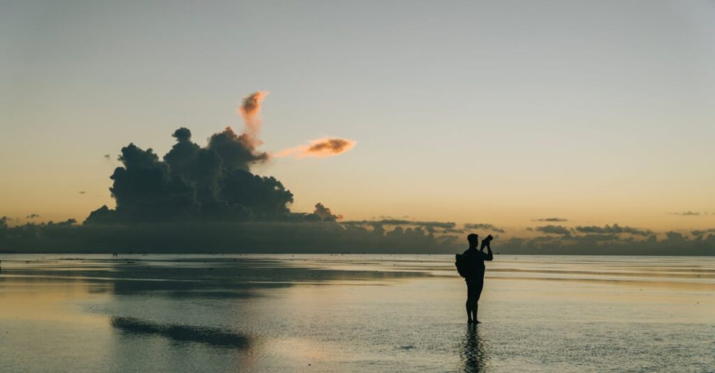 空に浮かぶ龍神雲を静かに撮影する人、光が雲を照らし神秘的に輝くスピリチュアルな風景