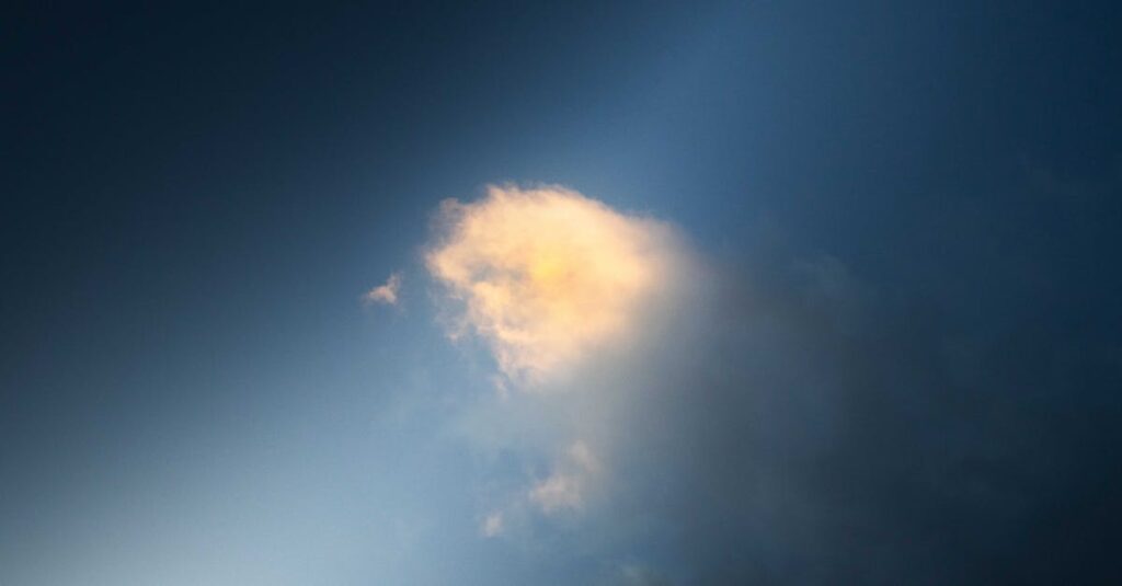 龍の形をした雲や光が現れ、龍神の存在を象徴する神秘的な空のイメージ