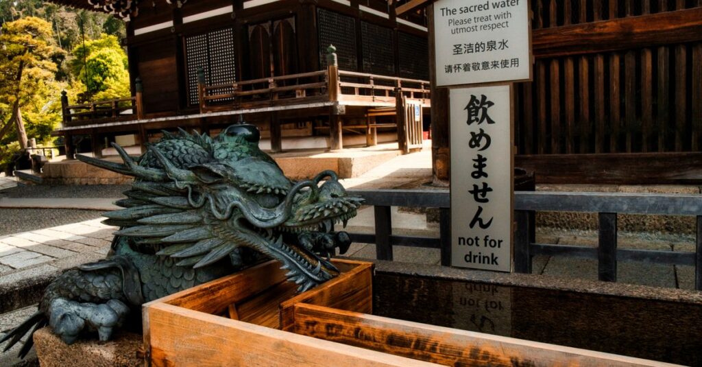 龍神の使いが送るスピリチュアルなサインや兆しを象徴する幻想的な光の表現