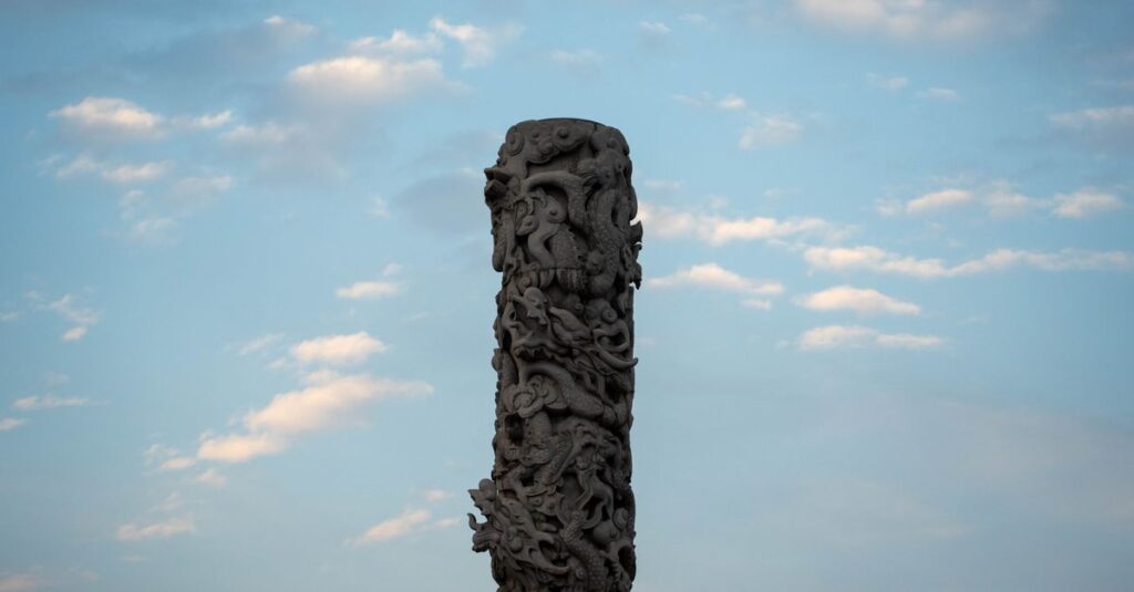 さまざまな形の龍神雲が空に浮かぶ、頭・昇り龍・巻き龍などを表現した幻想的な光景