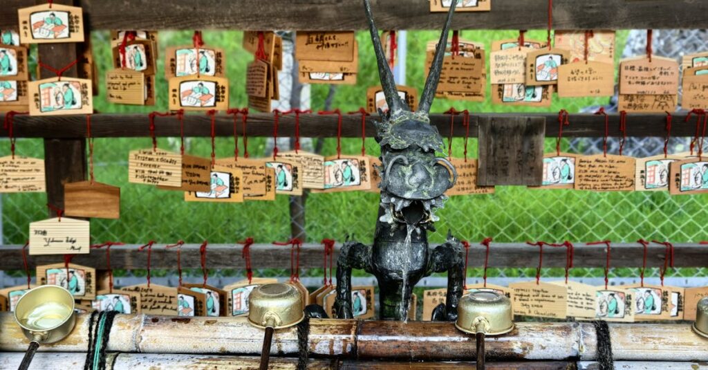 全国の龍神パワースポット神社を象徴する、霧と光が交錯する日本の神社と龍雲のイメージ。